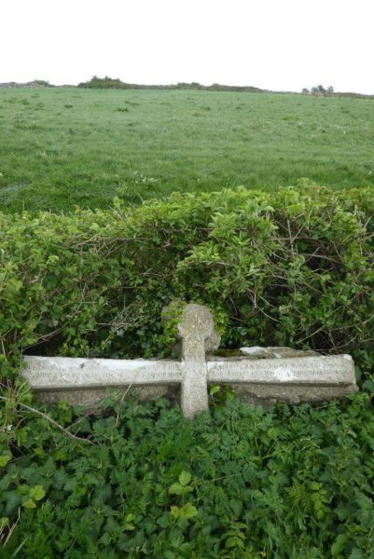 P1140077 Perryn Roadside cross 1